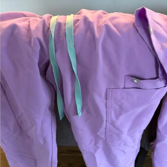 Figs Lavender Scrub Set with Mint Drawstrings - Picture 3 of 3